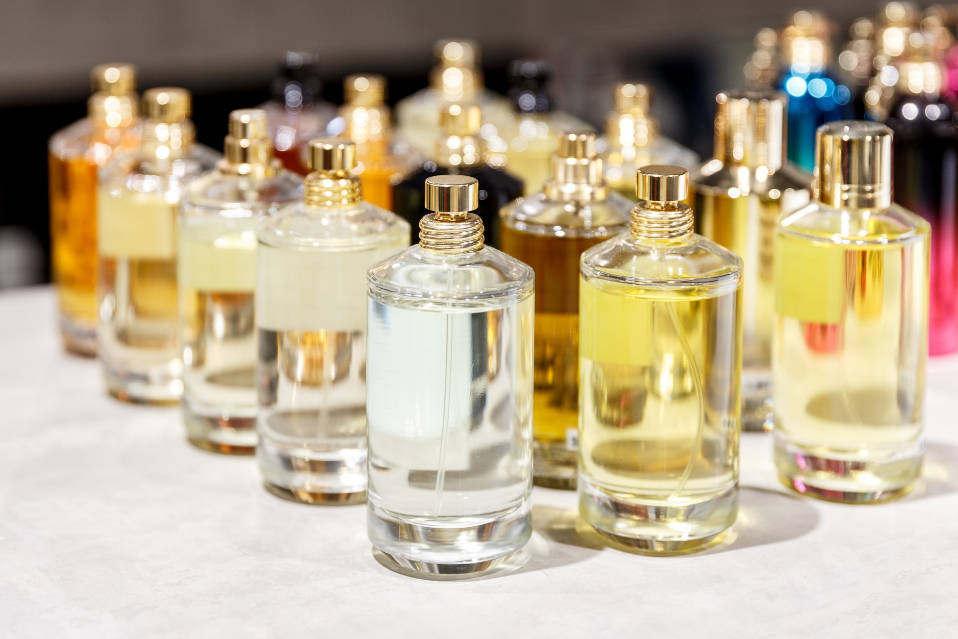 Set of parfume samples in a spray bottles in a parfume shop.